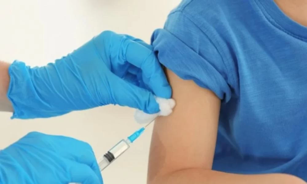 Βρετανία: Αβέβαιο αν θα εμβολιαστούν τα υγιή παιδιά 12-15 ετών